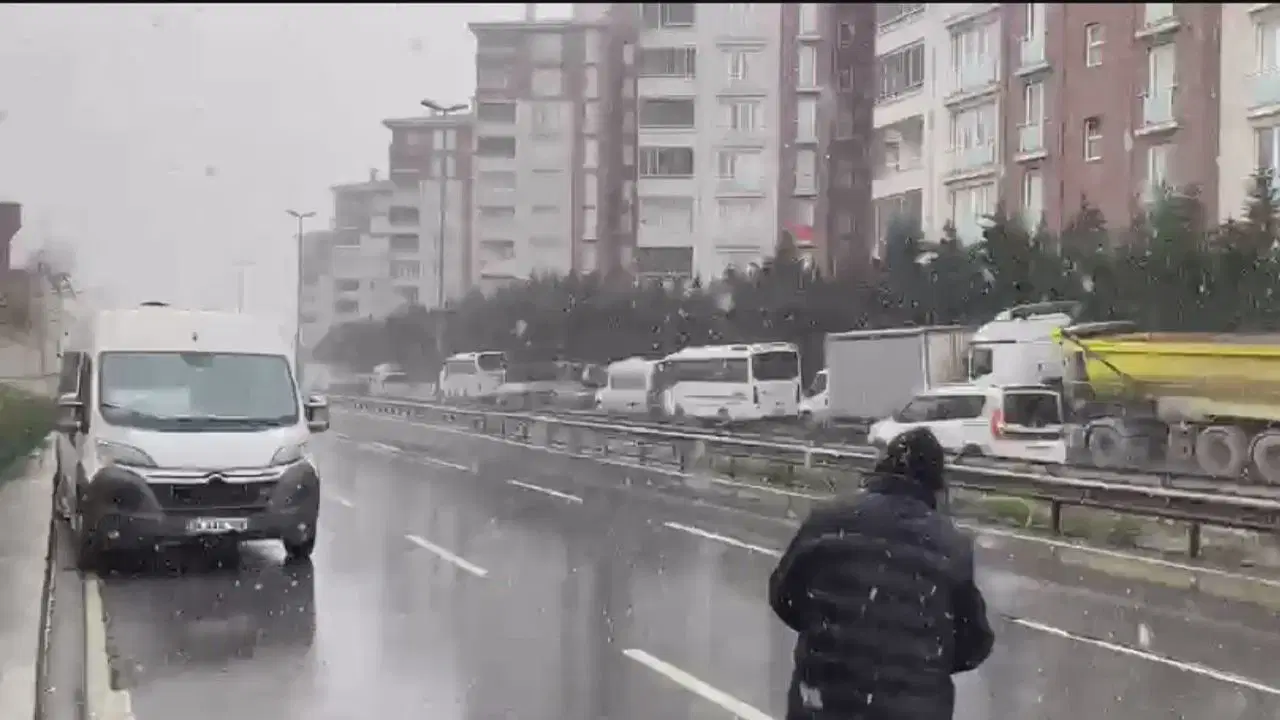 İstanbul- Esenler ve Küçükçekmece'de kar yağışı etkili oluyor