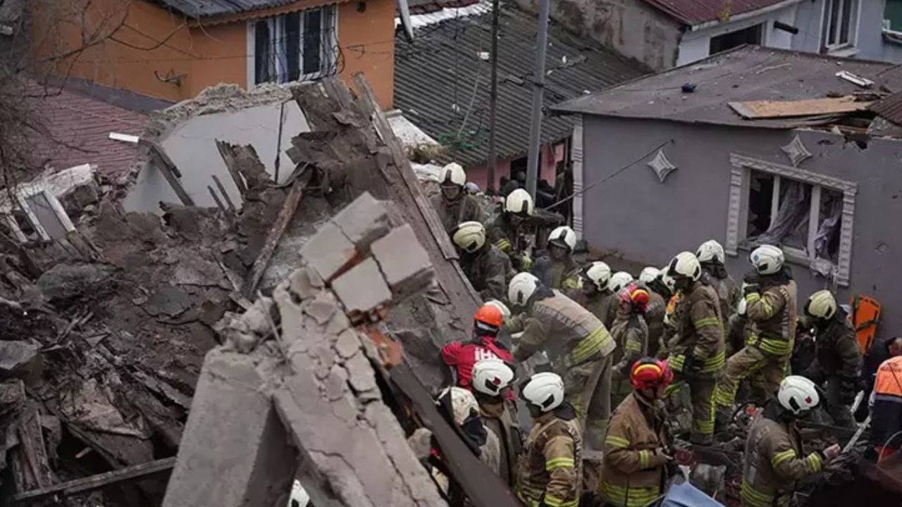 Fatih’te 2 Bina Çöktü: Doğal Gaz Patlaması Nedeniyle 2 Kişi Enkaz Altında