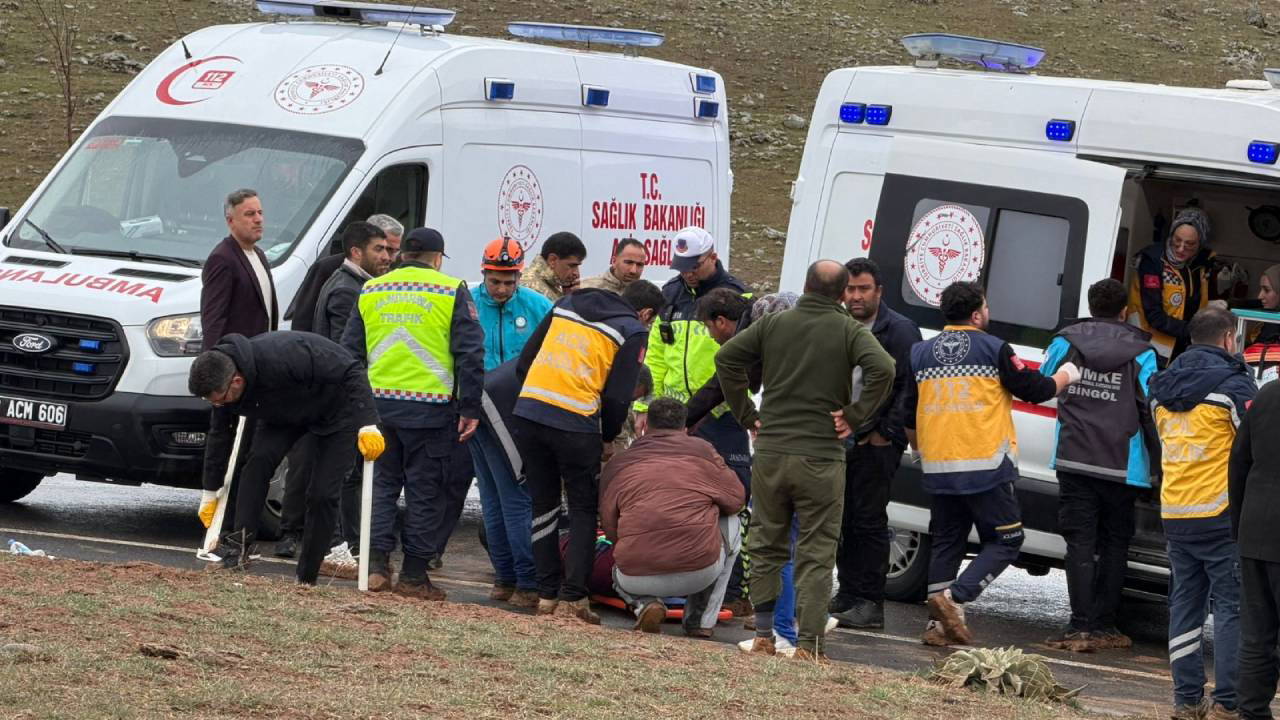 Bingöl-Solhan Yolunda Trafik Kazası: 13 Yaralı