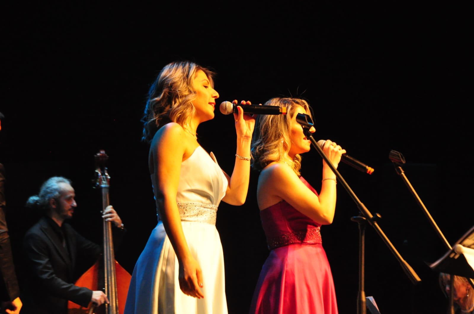 ÇİFTE NAĞME’DEN İLK SAHNEDE GÖRKEMLİ ÇIKIŞ: MÜZİK VE DUYGU SAHNEYİ ELE GEÇİRDİ