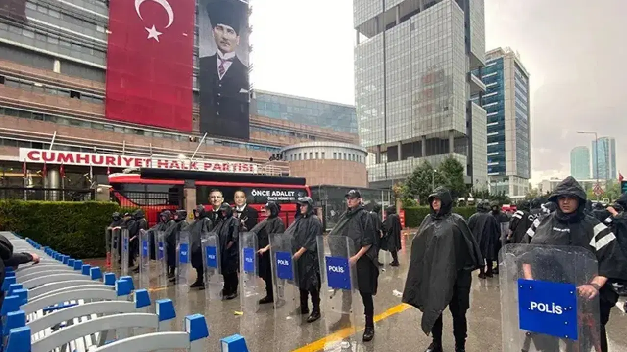 CHP Genel Merkezi Çevresinde Yoğun Güvenlik ve Yönetim Tartışmaları: Tansiyon Yükseldi