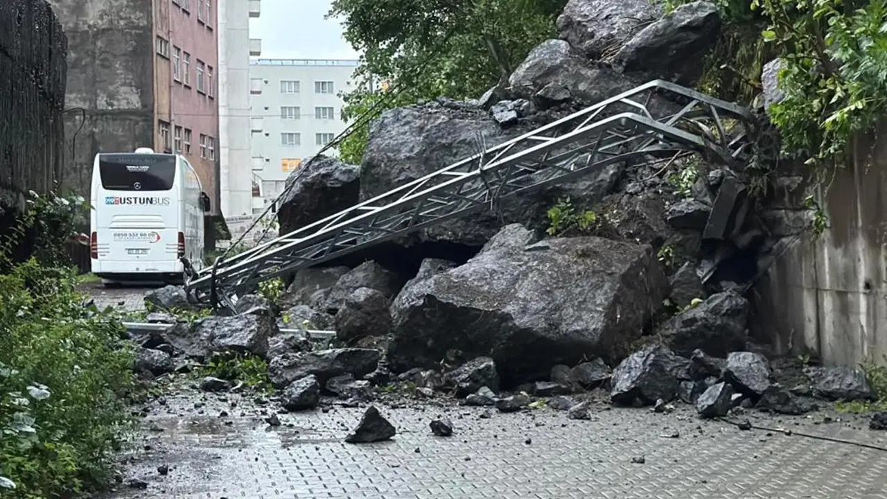 Hopa’da Heyelan Paniği: Dev Kaya Parçaları Sokağa Düştü, Yol Trafiğe Kapandı