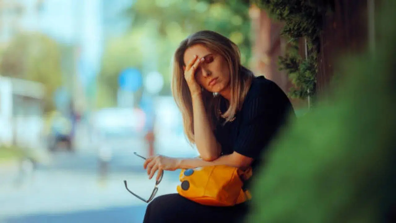 YAZ DEPRESYONU NEDİR? GÜNEŞLİ GÜNLERİN GÖRÜNMEYEN RUH HALİ