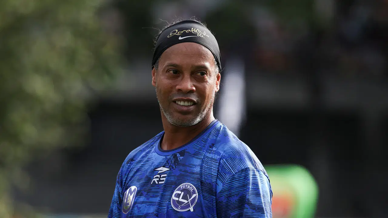 Ronaldinho 46 RONALDINHO FUTBOLA GERİ DÖNDÜ: 11 YIL SONRA SÜRPRİZ İMZA futbola geri döndü