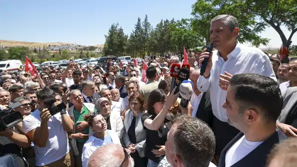 Özgür Özel Gaziantep’te Coşkuyla Karşılandı: “İktidara Yürüyoruz” Mesajı