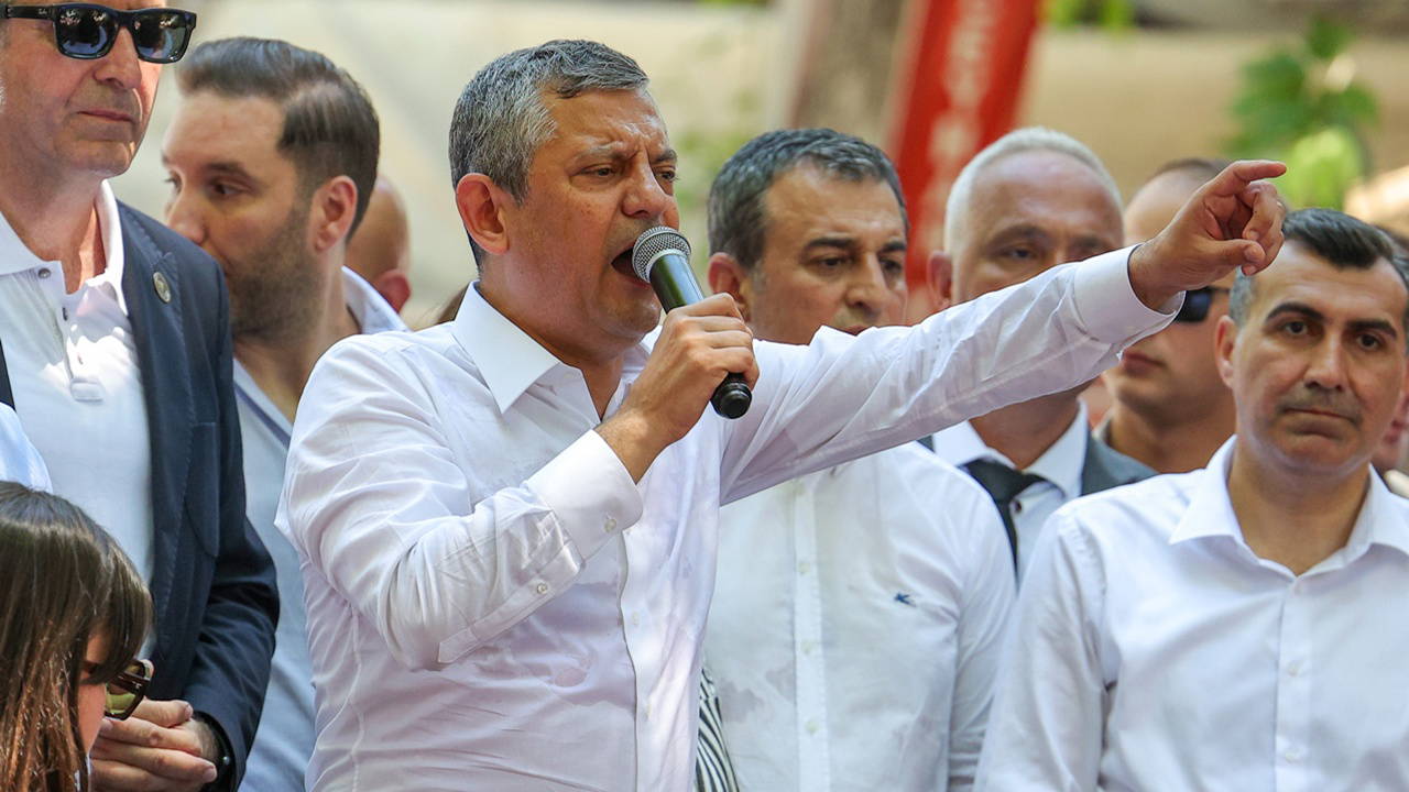 Özgür Özel'den Adana'da Sert Mesajlar: "Bizi Durduramaz, Sindiremezsiniz"