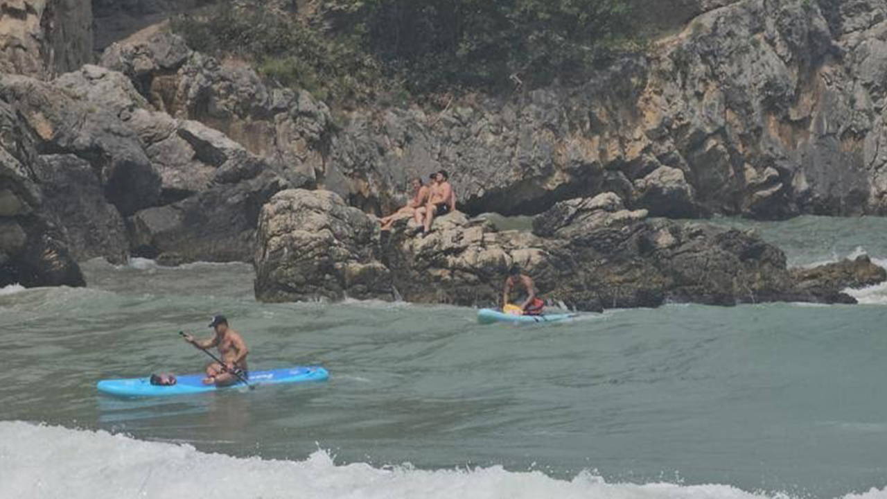 Zonguldak’ta 5 Metrelik Dalgalar Paniğe Neden Oldu: Denize Giriş Yasaklandı