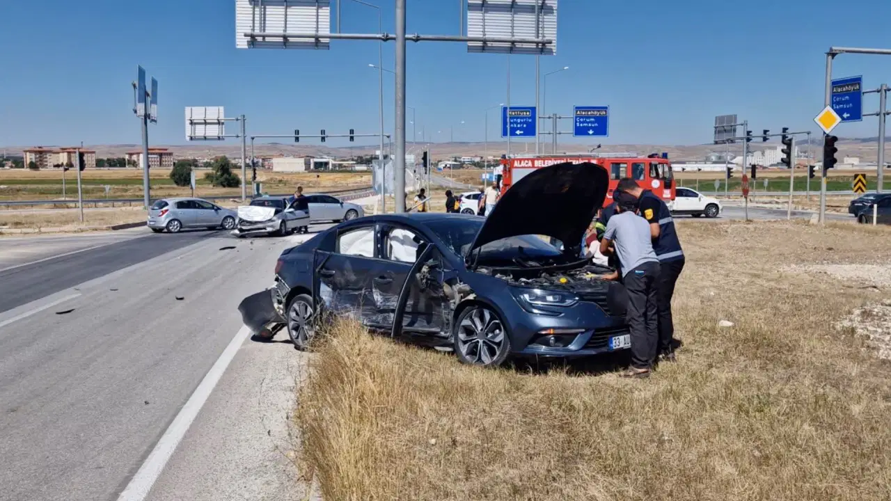 Alaca’da İki Otomobil Kavşakta Çarpıştı: 5 Yaralı