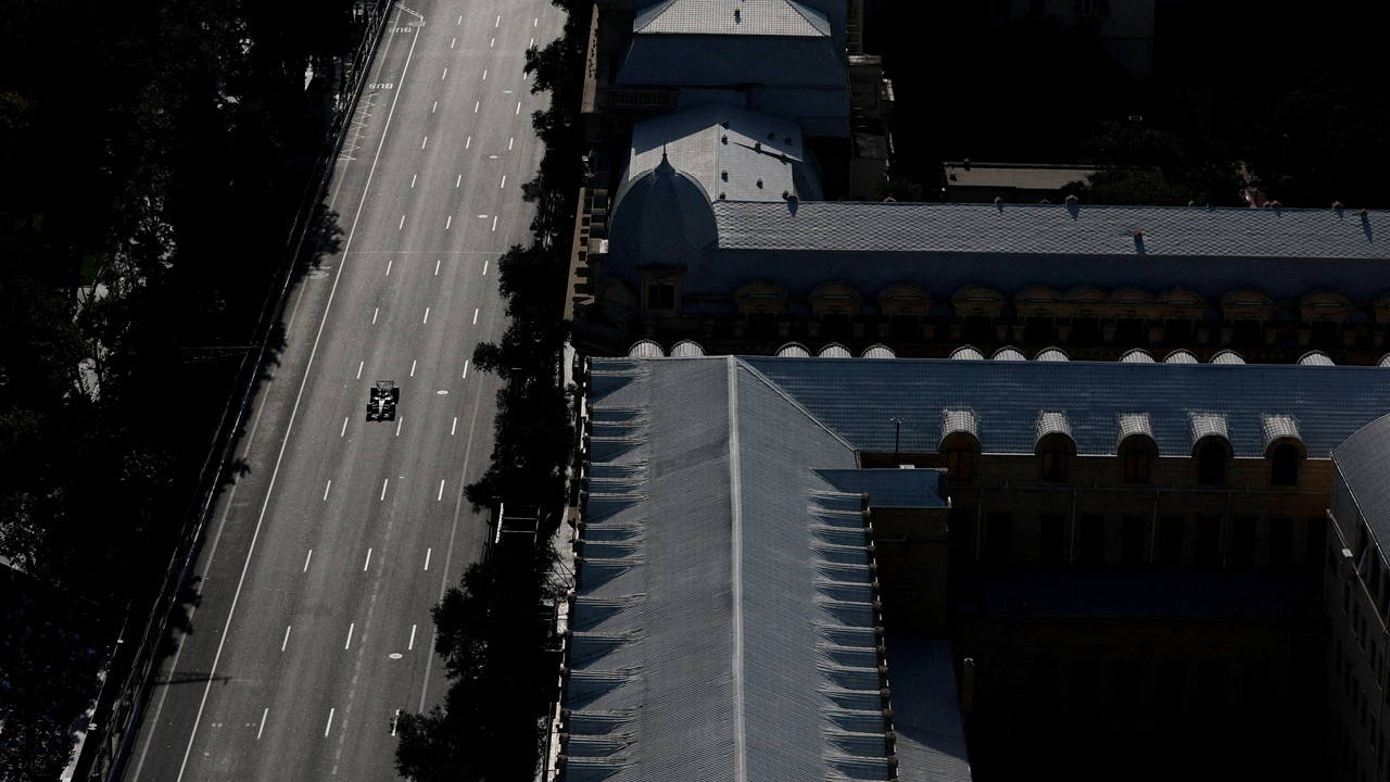 Bakü’de Formula 1 Heyecanı Başlıyor: Russell Pole Pozisyonda, Sokaklar Piste Dönüştü